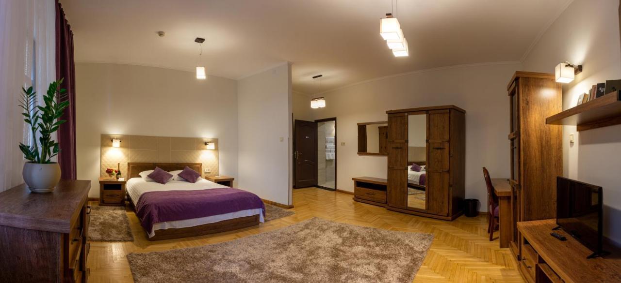 Hotel Star Mukačevo Esterno foto