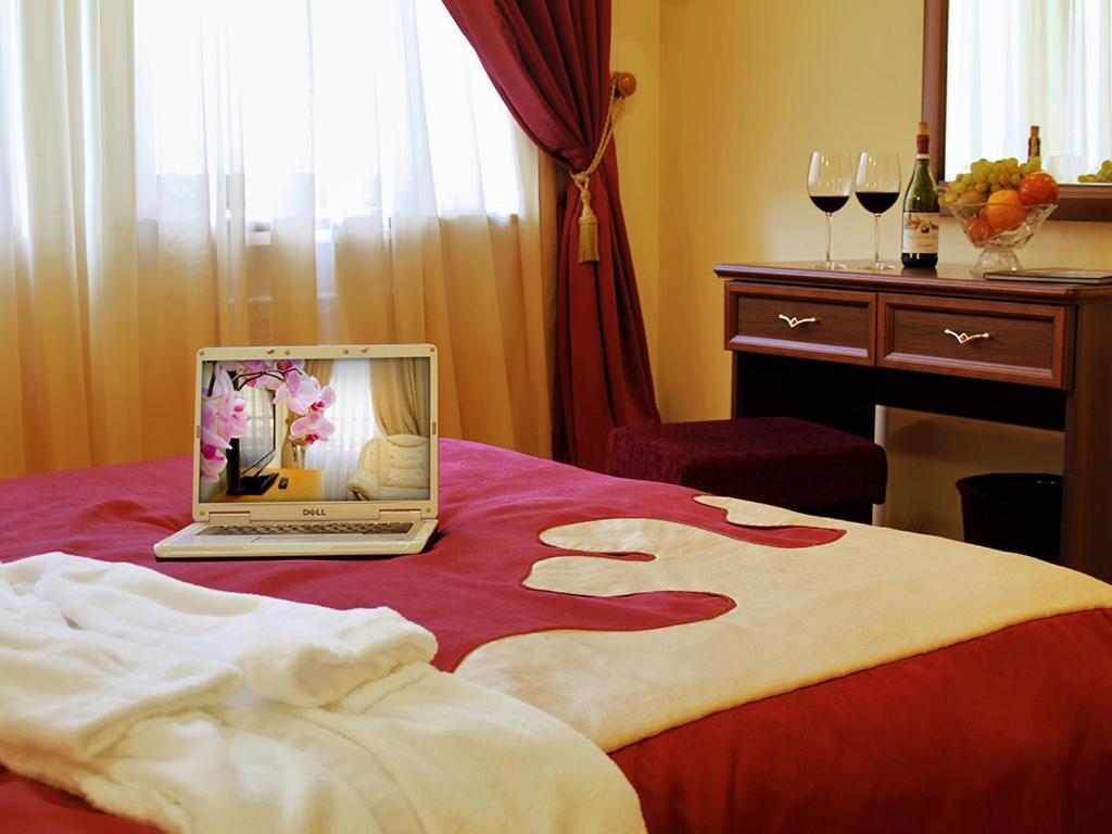 Hotel Star Mukačevo Esterno foto